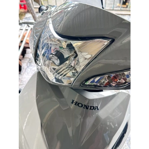 Đèn đẹp sáng tốt lắm. Có tặng kèm đèn hậu audi. Mang ra thợ lắp dễ dàng nhanh gọn. Shop bảo hàng đến 2 năm. Nếu tốt sẽ mua thêm